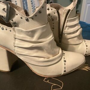 Freebird Women's White/Cream Leather Ankle Boots